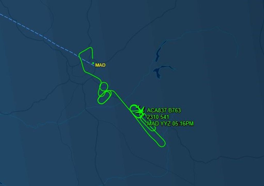 El avión se encuentra volando en círculos.