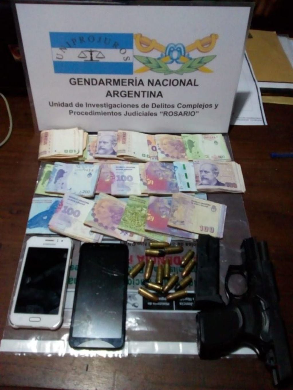 Las autoridades recolectaron 18 celulares y una fuerte suma de dinero en efectivo. (@minseg)
