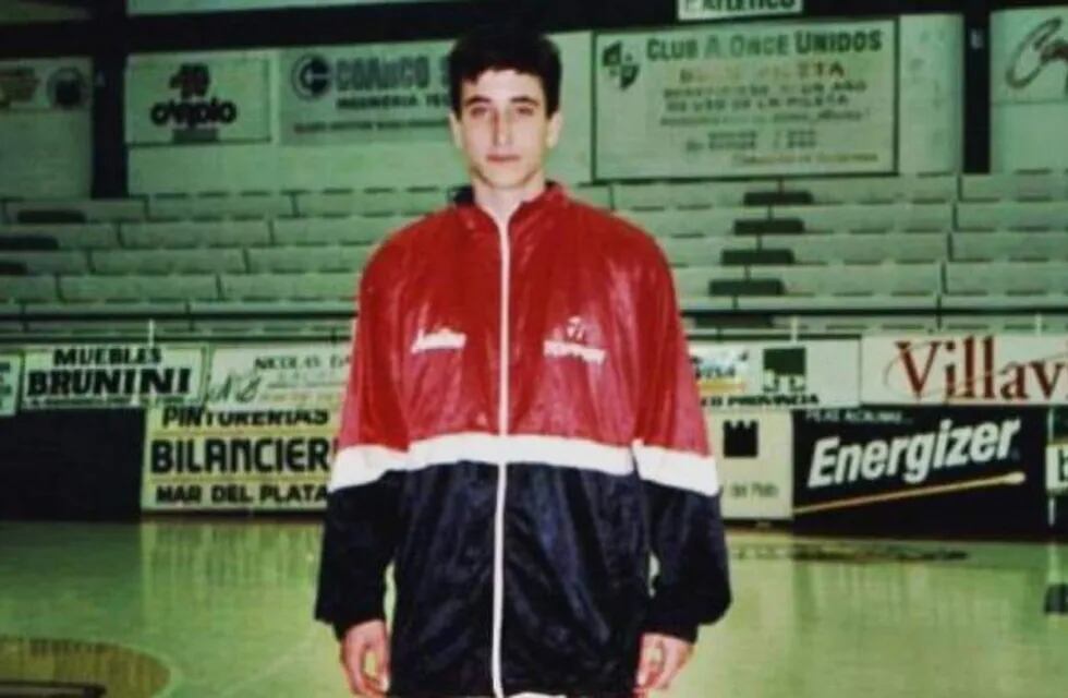 Emanuel Ginóbili con la camiseta de Andino de La Rioja, club donde debutó oficialmente en la Liga Nacional de Básquet (LNB).