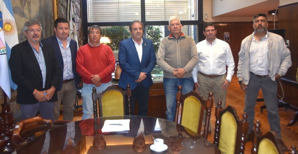 El vicegobernador Alberto Bernis (centro) y diputados de la Provincia recibieron a los dirigentes de la UTA Jujuy en la jornada previa al paro nacional.