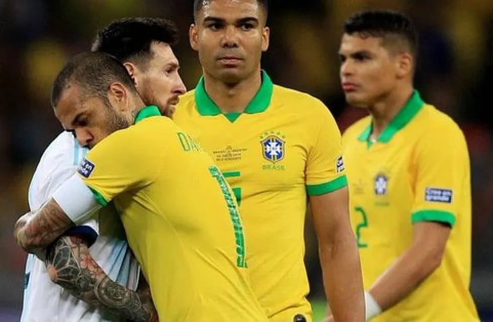 Dani Alves consuela a Lionel Messi tras la victoria de Brasil sobre Argentina en una de las semifinales de la Copa América 2019.