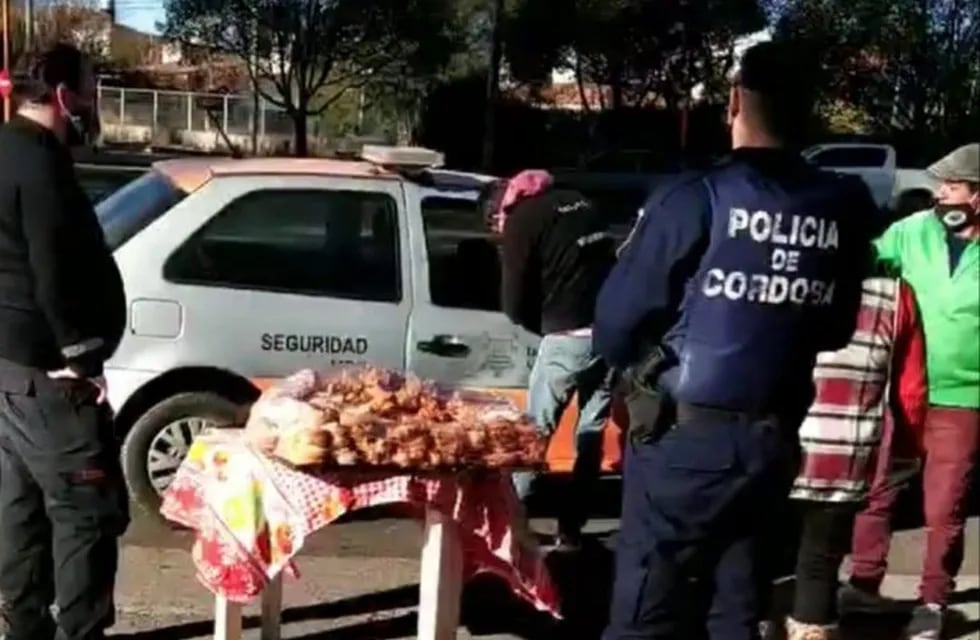 Indignación de vecinos tras ver cómo confiscaban mercadería de pasteliteros. (Foto: web).