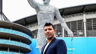 Kun Agüero junto a su estatua en Manchester