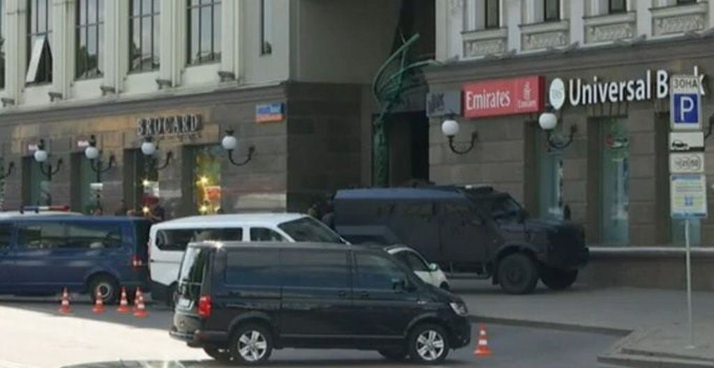 Un hombre se atrinchera en un banco de Kiev (Twitter)
