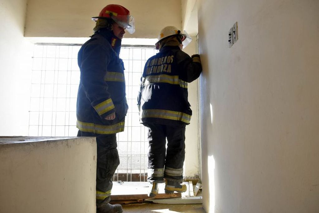 Una fuga de gas produjo una fuerte explosión en una vivienda: Bomberos de Mendoza intervienen en el siniestro