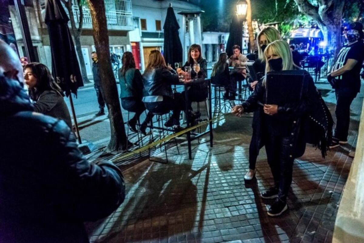 Kicillof anticipó que si siguen bajando los casos podría extenderse el horario nocturno