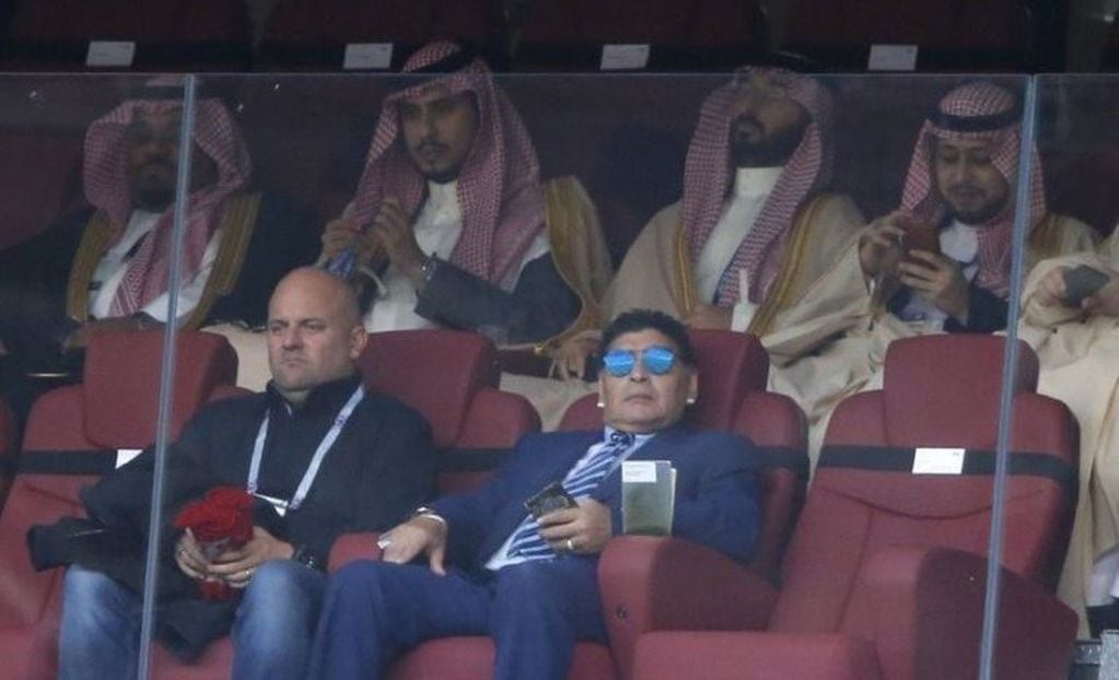 Maradona fue a ver el partido inaugural junto a los Jeques Árabes