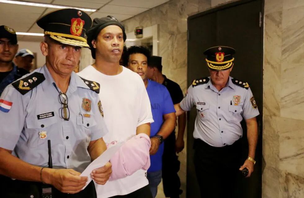 Se filtró la primera foto de Ronaldinho en la cárcel en Paraguay. (REUTERS)