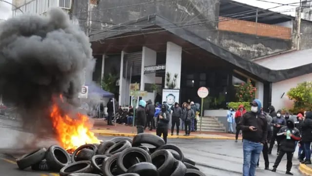 Policías de Misiones cortan la avenida Uruguay en Posadas: exigen mejoras salariales
