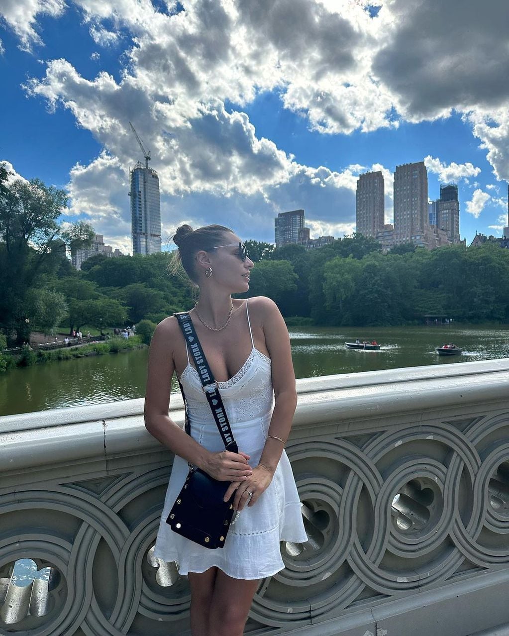 Pampita recorrió las calles de Nueva York con un vestido total white infartante