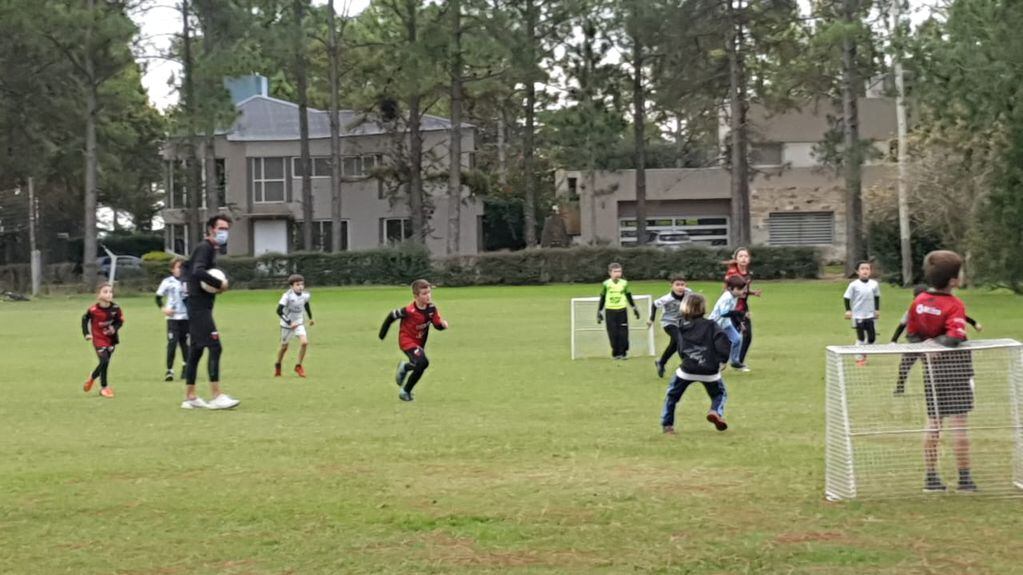 Los chicos se dieron el gusto de practicar a las órdenes del técnico campeón en Argentina.