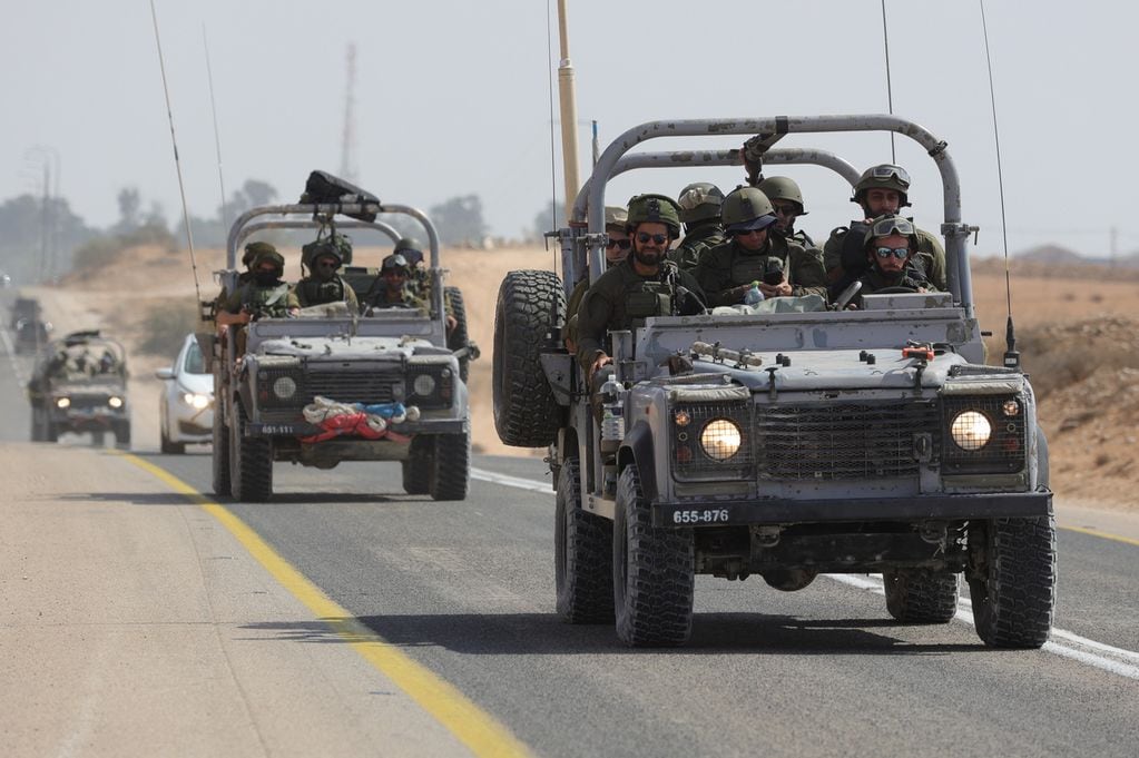 Soldados israelíes manejando al borde de Gaza, en las cercanías de la ciudad del sur del país de Ofakim.
