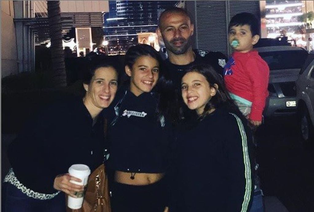 Imágenes compartidas por el futbolista junto a su familia.(Instagram)