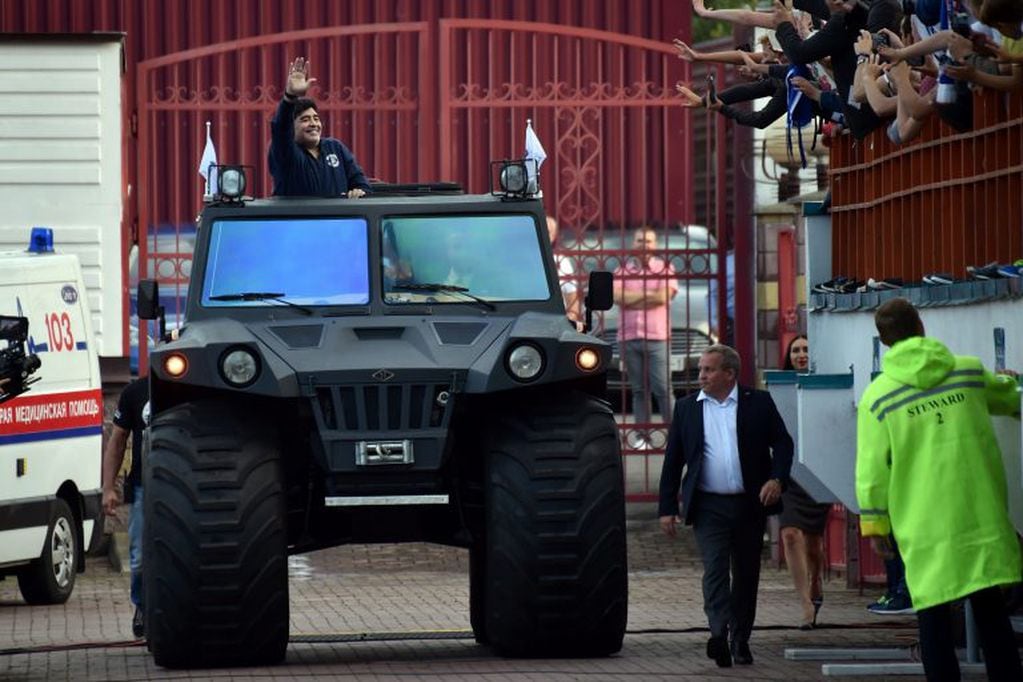 A Diego Maradona le regalaron un tanque en Bielorrusia. Foto: AFP.