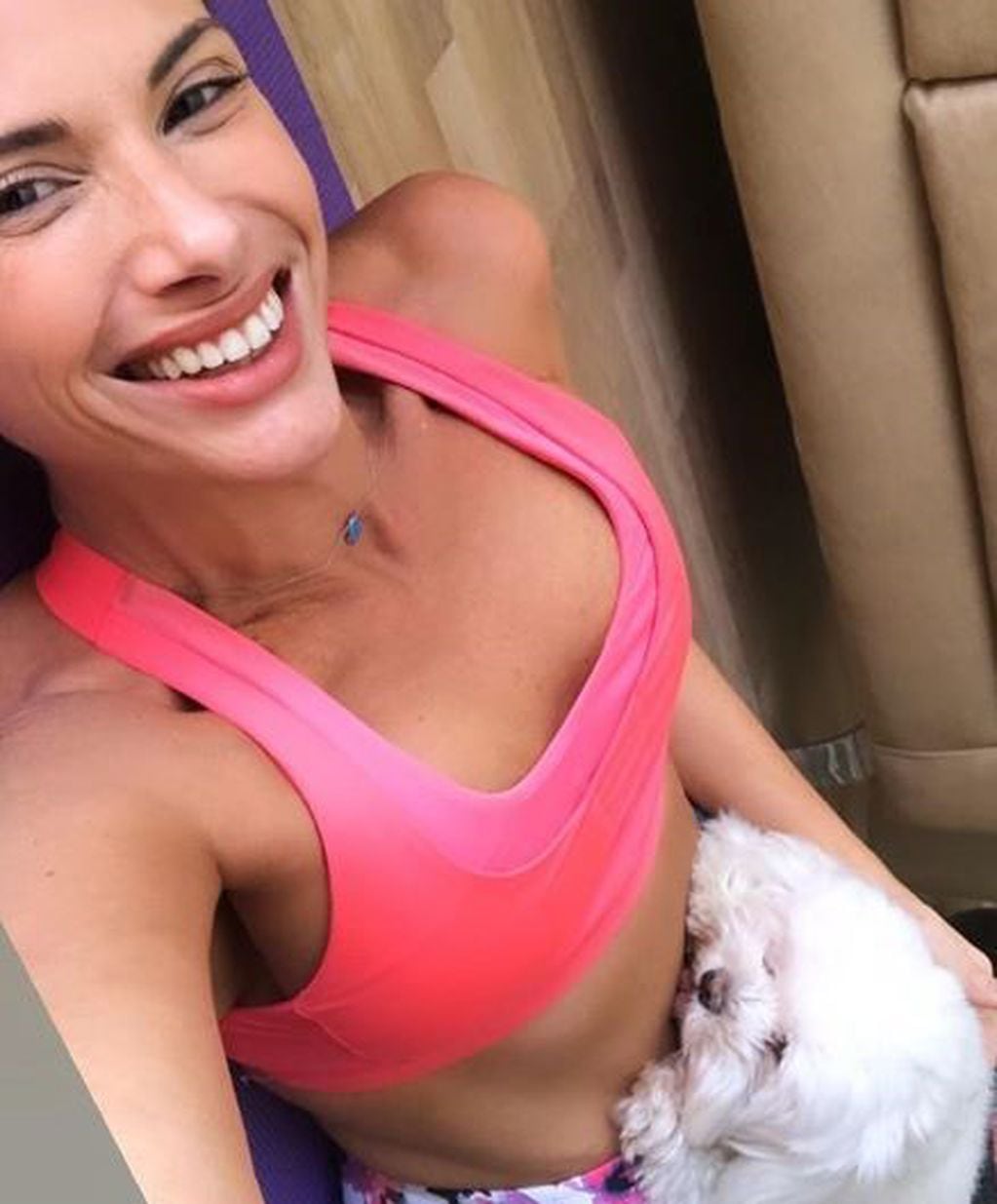 Alessandra Rampolla junto a su perrita. Instagram/alessarampolla