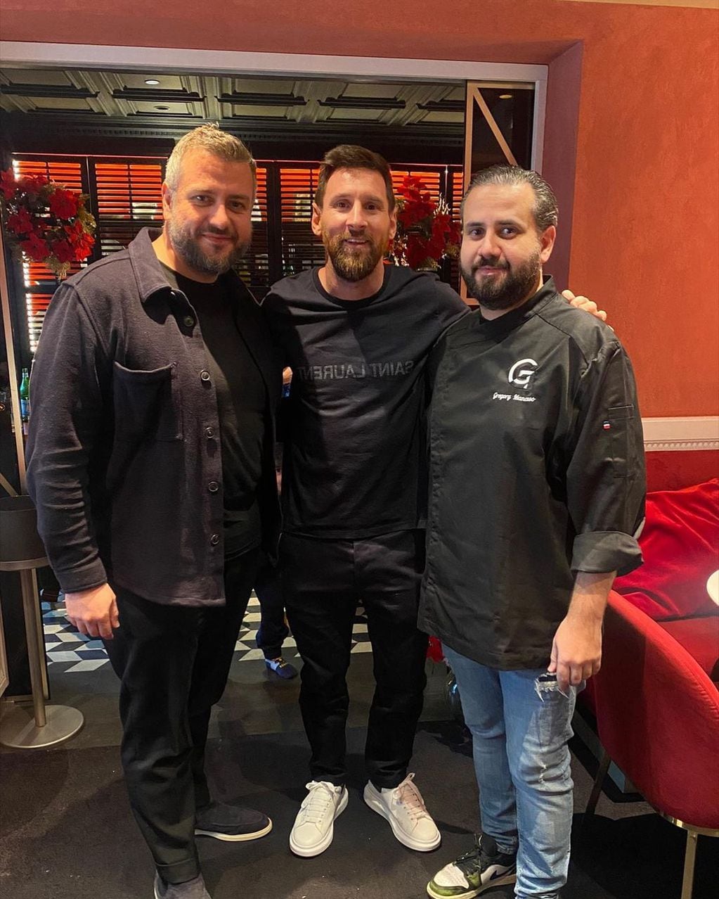 Messi con los chefs de su restaurante de lujo favorito en París