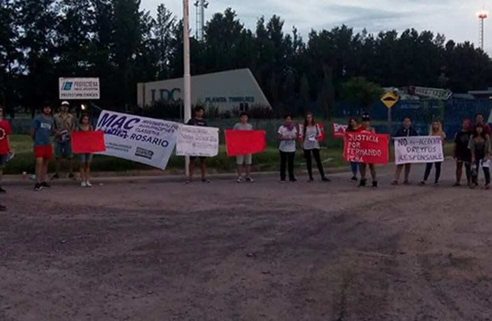 Familiares del camionero fallecido en Dreyfus se manifestaron frente a la cerealera