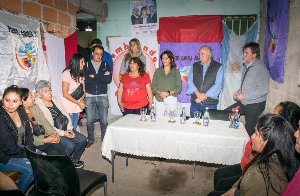 Vecinos de Alto Comedero escucharon a los candidatos a legisladores nacionales del frente Cambia Jujuy, en una reunión en el barrio Tupac Amaru.