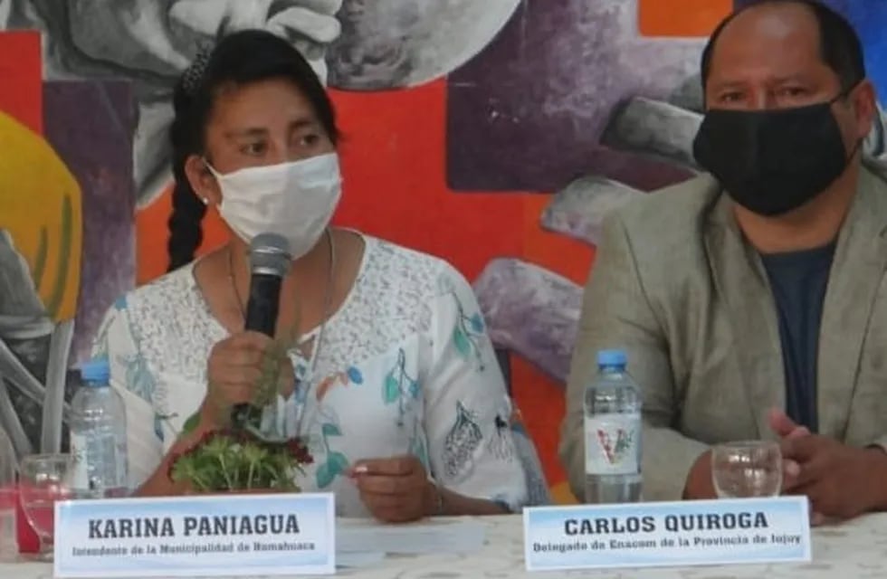La intendente Paniagua y el delegado del Enacom en Jujuy, Carlos Quiroga, en el acto cumplido en Humahuaca.
