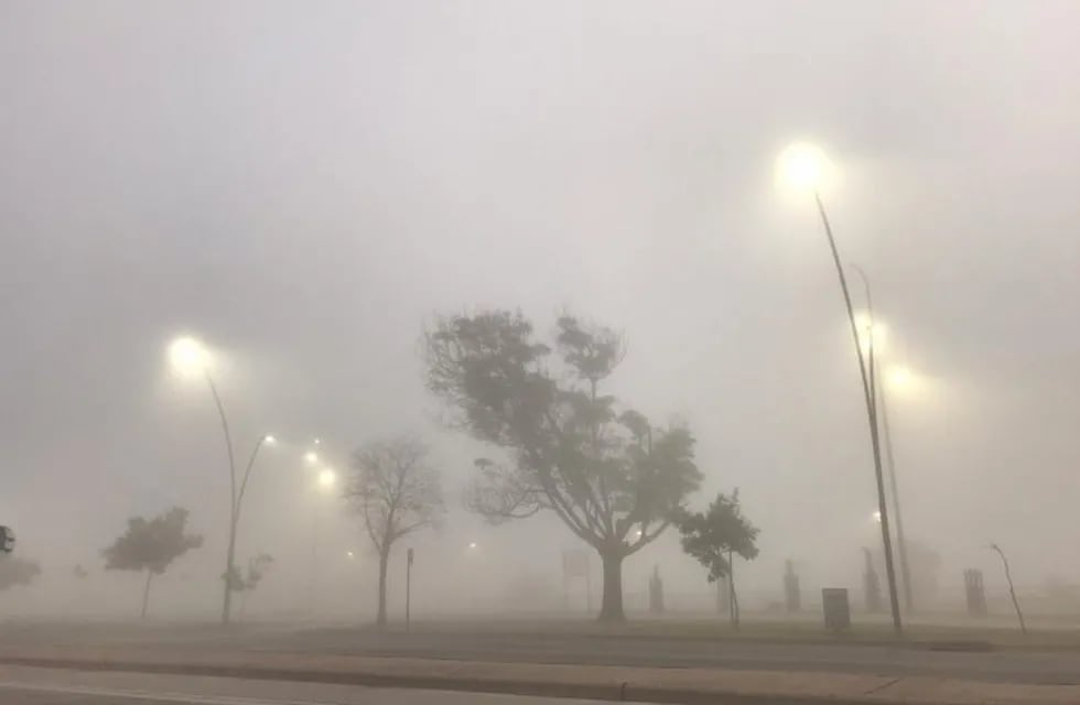 La ciudad amaneció con bancos de niebla.