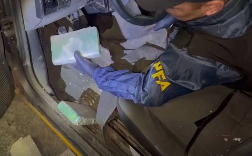 La cocaína, descubierta por la Policía Federal en Córdoba, iba oculta en un doble piso del auto. La pareja fue detenida en Sarmiento. (PFA)