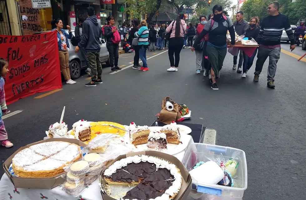 Los manifestantes tomaron media calzada en la esquina de Colón y Cañada, y montaron una feria de comida.