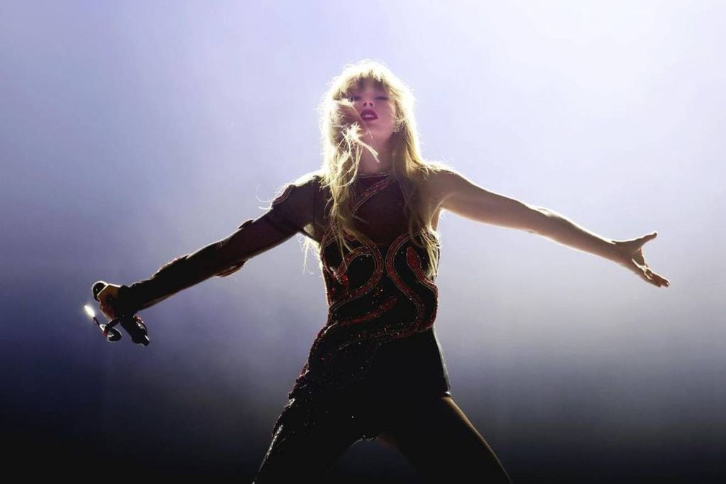 Taylor Swift intenta abrazar a la multitud en un reciente show de su gira "The Eras Tour". (Instagram @taylorswift)