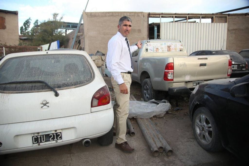 Abel Vázquez frente a la camioneta gris en la que estuvo con Villar aquel 7 de mayo de 2013.