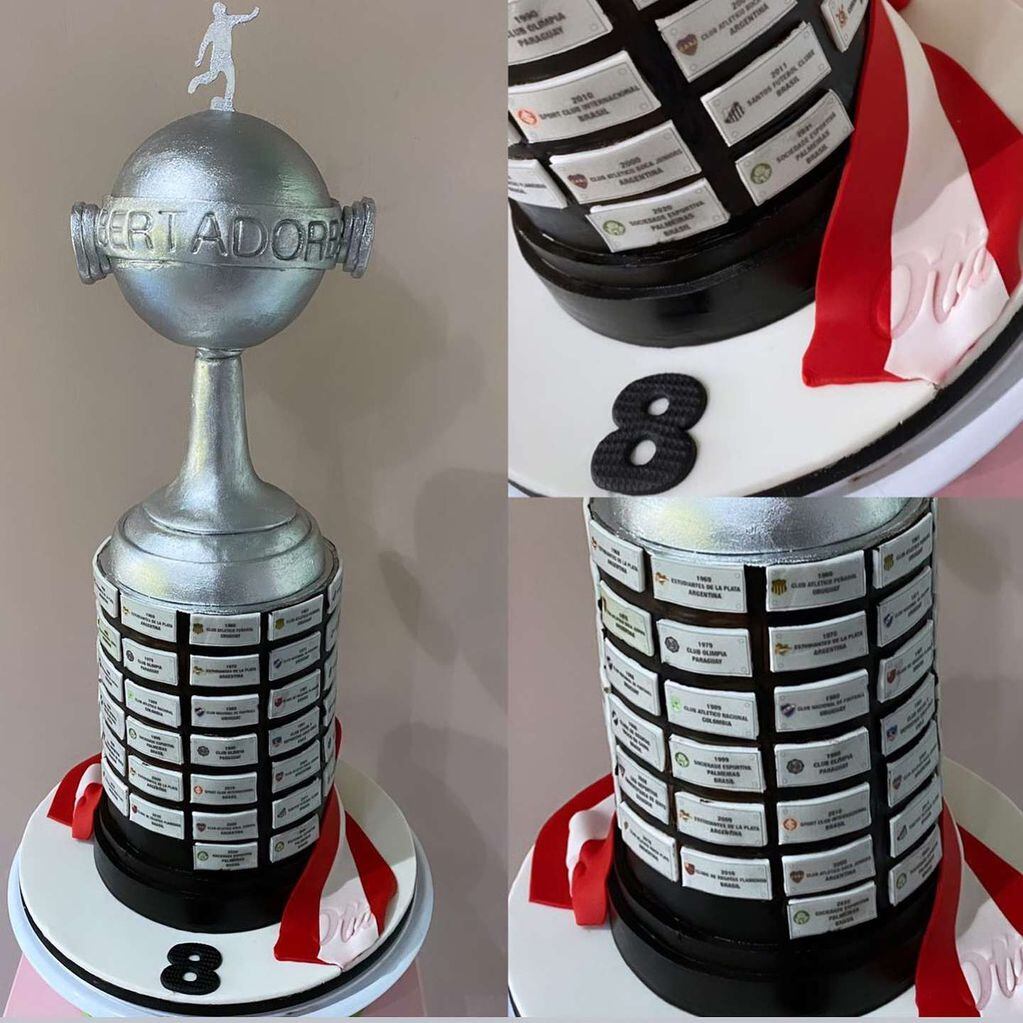 Carlos Pachamé le regaló una torta de la Copa Libertadores a Carlos Bilardo.
