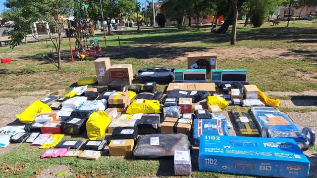 Ciudad de Córdoba. Un hombre quedó detenido tras robar una camioneta llena de mercadería de Ocasa-Mercado Libre. (Policía de Córdoba)