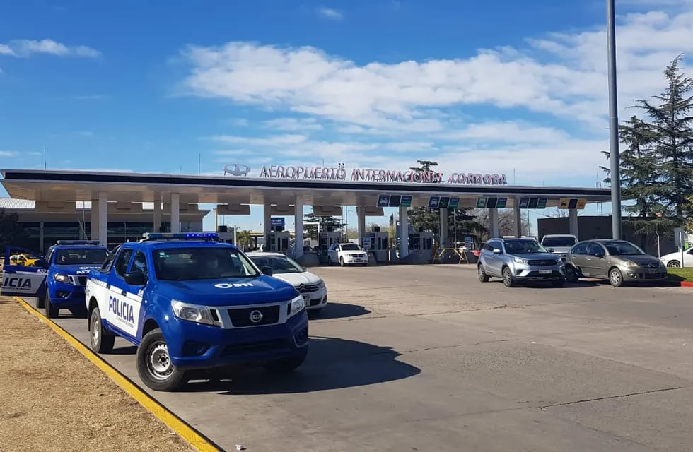 Aeropuerto de Córdoba. Una amenaza de bomba tuvo en vilo a los pasajeros.