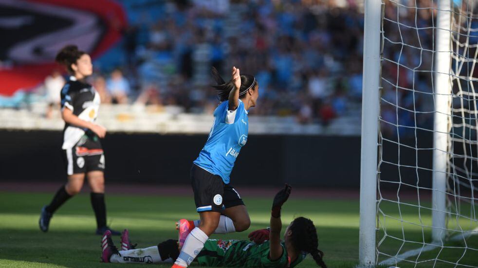 La Pepa Romina Gómez puso arriba a Belgrano en la final del fútbol femenino (Facundo Luque / La Voz).