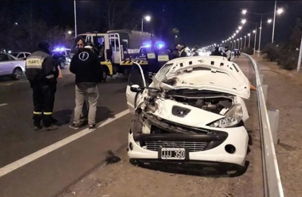 Accidente de tránsito en Acceso Sur mendoza. chocó contra un control policial