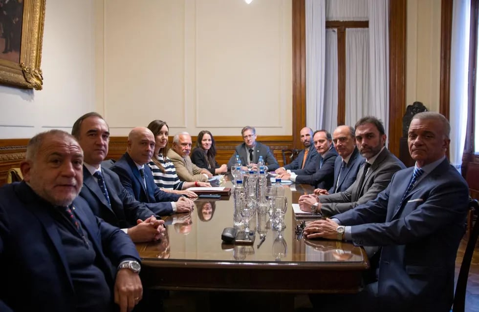El jefe de Gabinete, Guillermo Francos, junto a la vicepresidenta Victoria Villarruel y senadores (Foto: Prensa Jefatura de Gabinete)