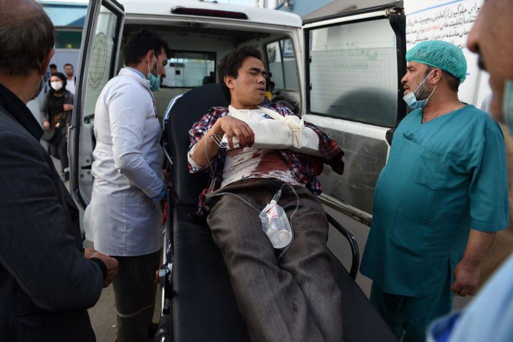 Un hombre herido después de que hombres armados asaltaran la universidad de Kabul. (AFP)