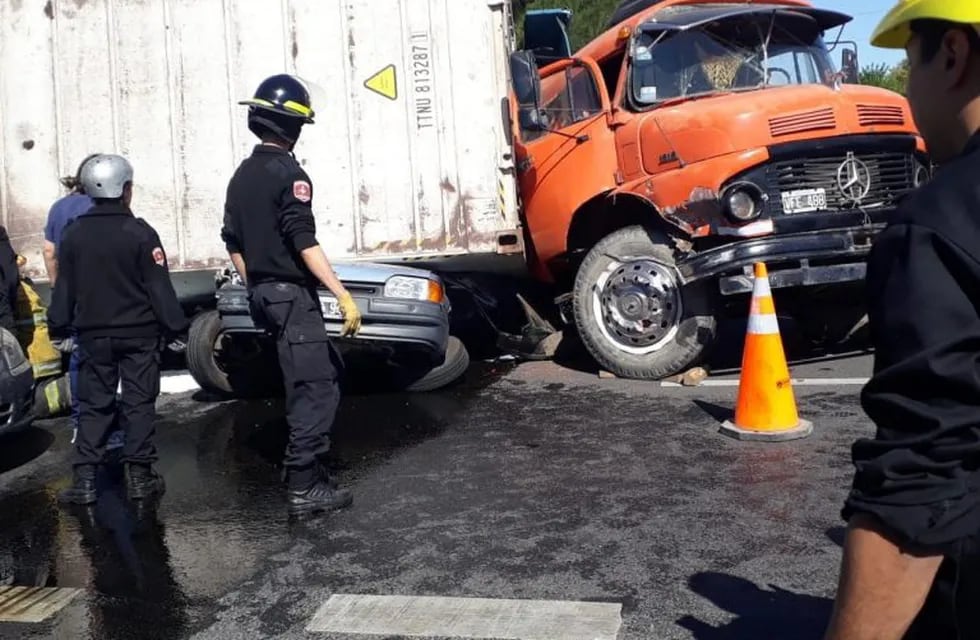 El Mercedes-Benz perdió el control mientras circulaba hacia el norte desde Villa Gobernador Gálvez. (@belitaonline)