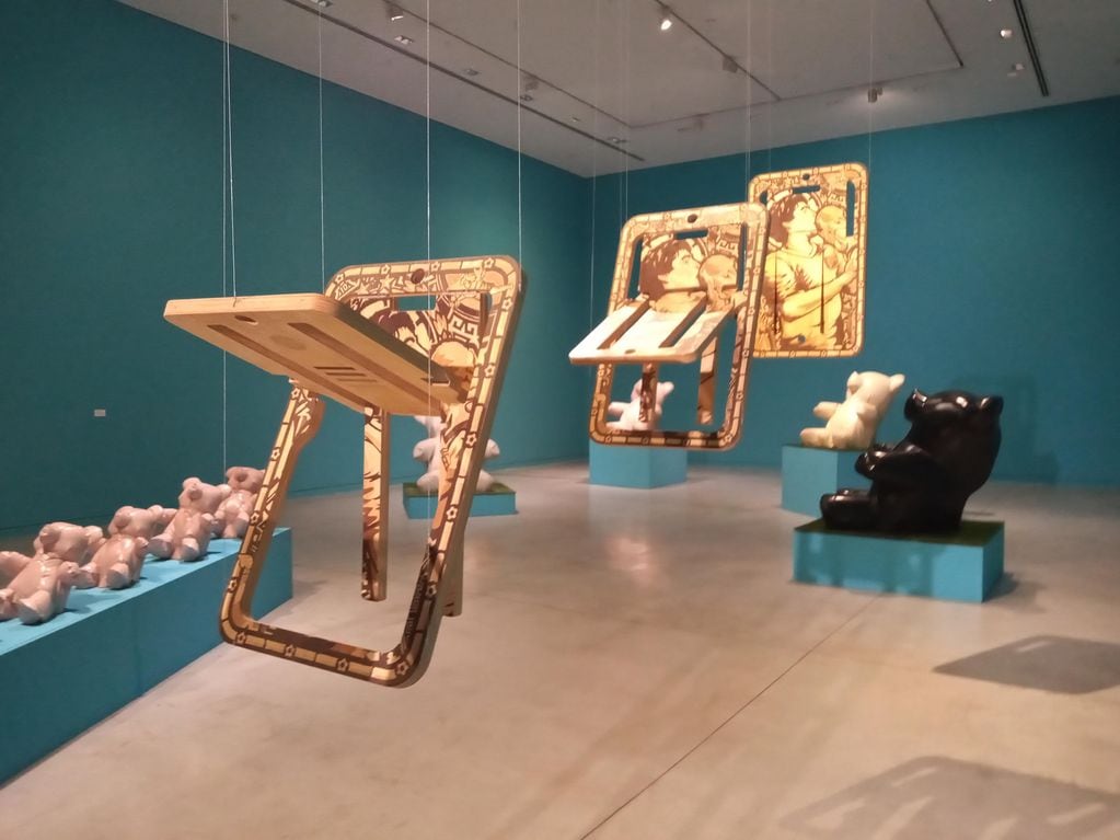 "Cementosos" y sillas Plaka en homenaje a Maradona integran la exposición.