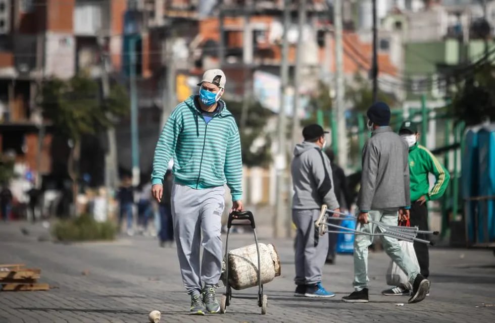 Residentes caminan cerca a un ingreso este viernes a la Villa 31 en la ciudad de Buenos Aires (Argentina). Argentina continúa el aislamiento social obligatorio para evitar la propagación del coronavirus. (Foto: EFE/Juan Ignacio Roncoroni)