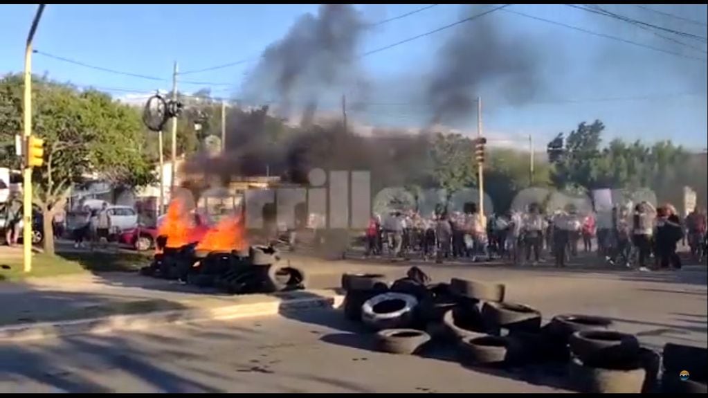 Quema de neumáticos en la movilización por Matías Padilla