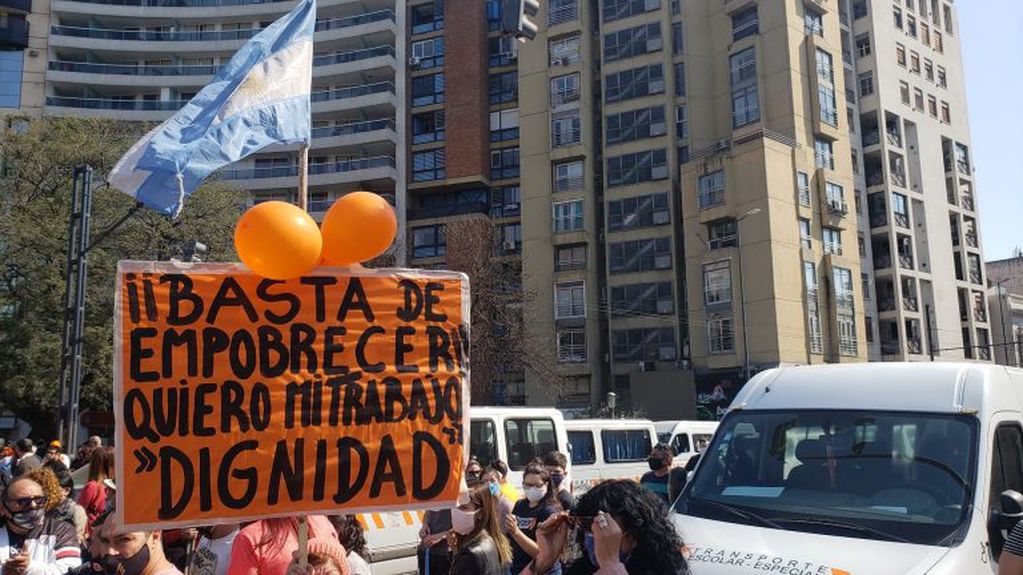 Manifestación transportistas escolares en Córdoba (Twitter Leonardo Guevara)