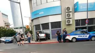 Una camioneta Renault Saveiro se incrustó contra las oficinas centrales de Anses en Córdoba y terminó adentro del local.