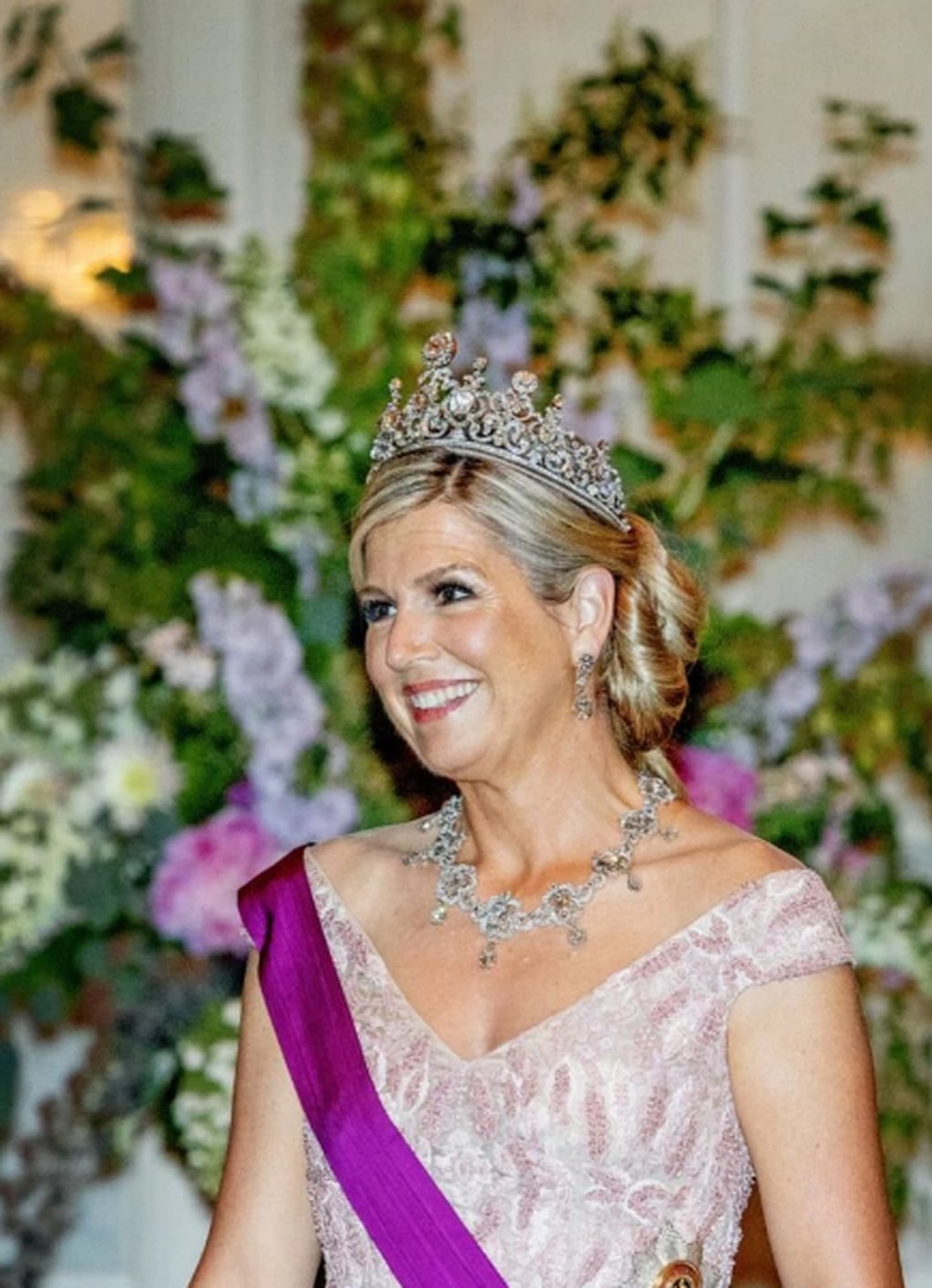 La reina de Países Bajos se encuentra en Bélgica debido a una visita de Estado y deslumbró con el imponente vestido que eligió lucir.