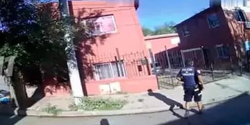 Un policía llega al lugar donde sucedió todo en el complejo de barrio Observatorio.