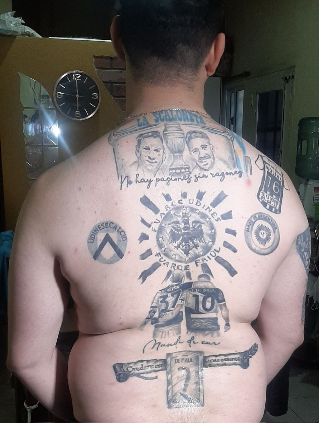 Los tatuajes del fanático de De Paul.