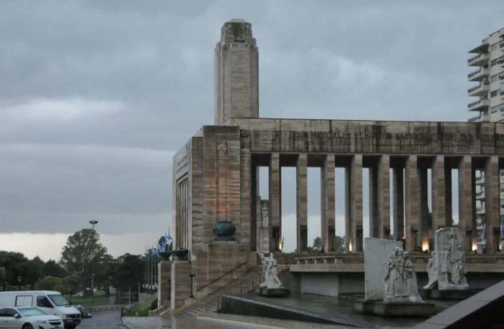 La ciudad amanece nublada