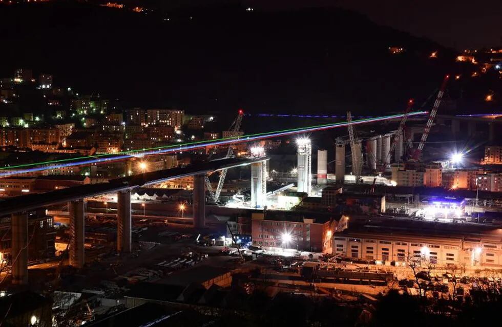 Genoa (Italy), 21/03/2020.- A beam of lights in colors of Italian flag, on the new Genoa bridge during the Coronavirus emergency lockdown, Italy, 21 March 2020. Police and soldiers are being deployed across the country to ensure that citizens comply with the stay-at-home orders amid the national lockdown implemented in a bid to slow down the spread of the pandemic COVID-19 disease caused by the SARS CoV-2 coronavirus. According to the Civil Protection agency, the total number of confirmed COVID-19 infections in Italy has risen to more than 47,000, while over 4,000 people have lost their lives to the disease in the Mediterranean country. (Italia, Génova) EFE/EPA/LUCA ZENNARO