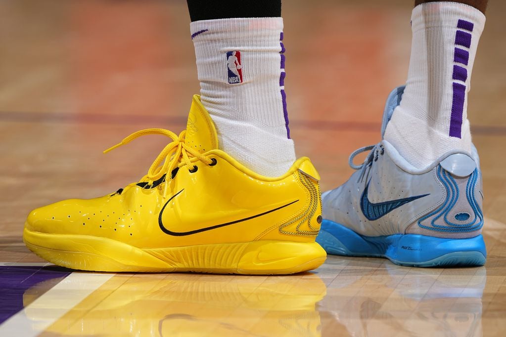 El jugador de los Lakers uso un calzado de cada color