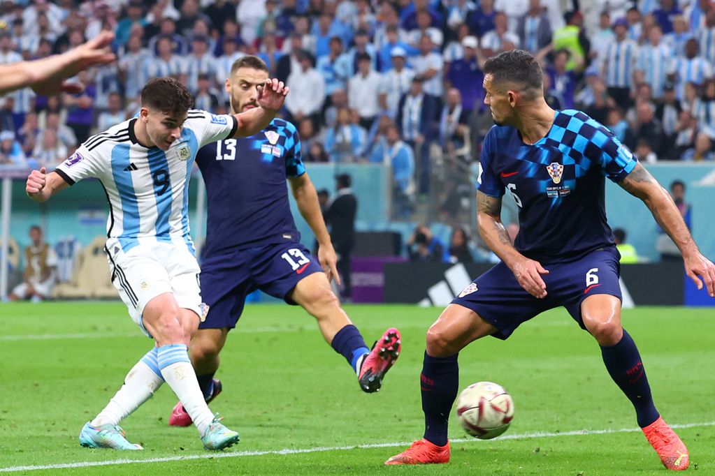 Julián Álvarez marcó dos goles en el triunfo de Argentina 3-0 sobre Croacia por las semifinales del Mundial Qatar 2022. (AP)