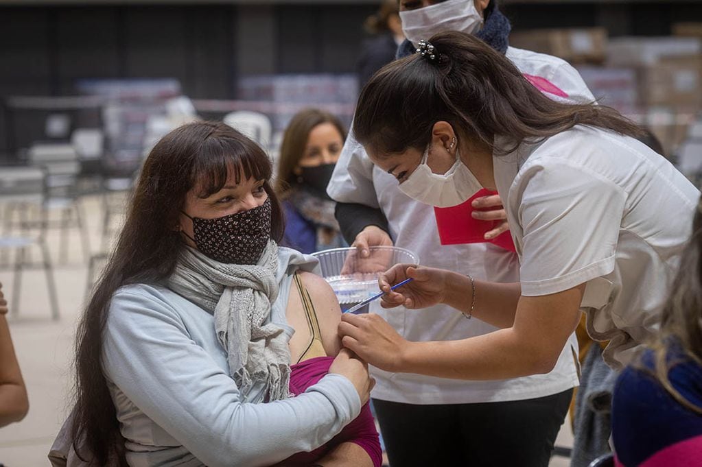 Las enfermeras Sabrina Campos y Jaqueline Andrada vacunando a los docentes con la vacuna Sinopharm.