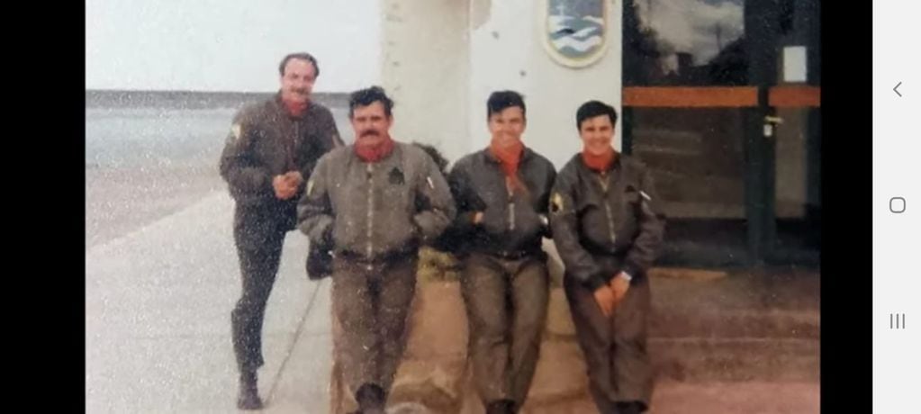  Capitán Castellano, Teniente Bernhard (muerto en Malvinas), Teniente Cruzado (eyectado y tomado prisionero en Malvinas) y Teniente Paredi, en un despliegue durante el año 1979.